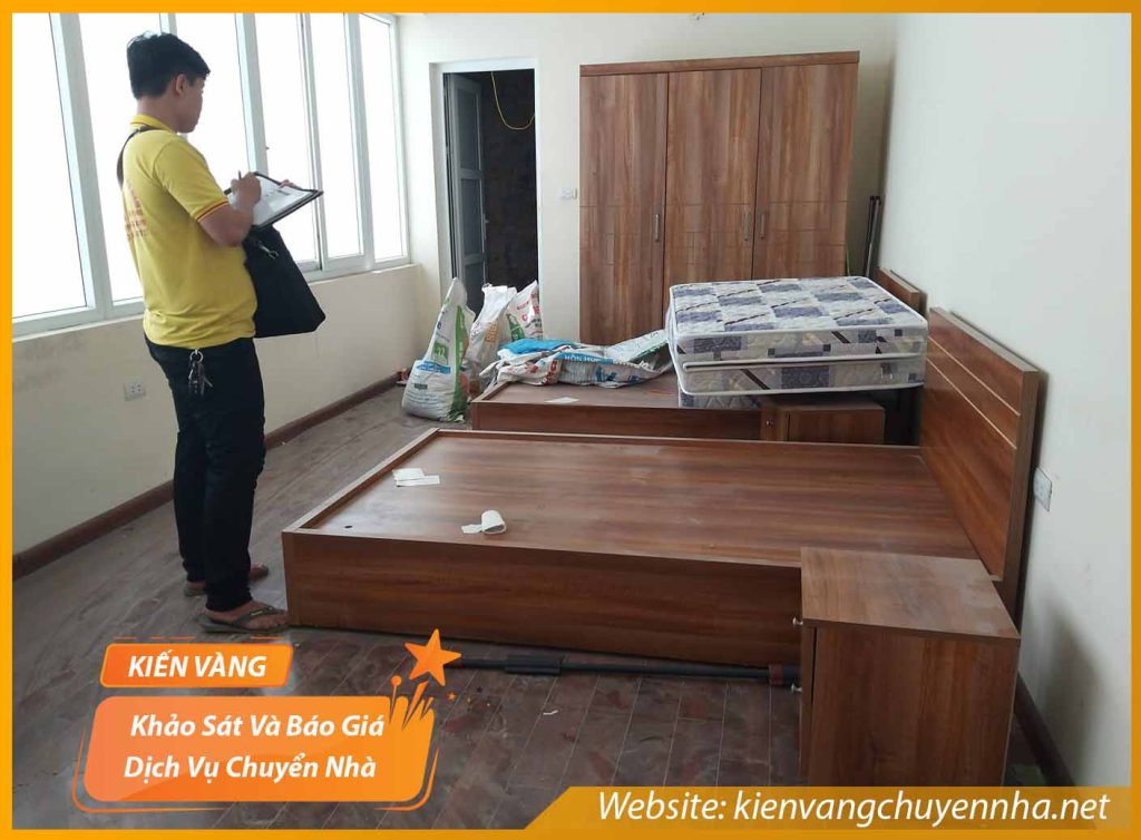 Nhân viên khảo sát và báo giá dịch vụ chuyển nhà trọn gói