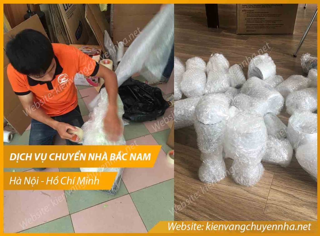 Nhân viên Kiến Vàng thực hiện công việc đóng gói đồ đạc chuyển nhà Bắc Nam