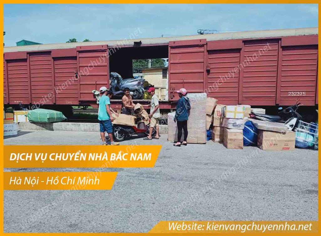 Đồ đạc của khách hàng được chuyển bằng đường tàu hoả Bắc Nam